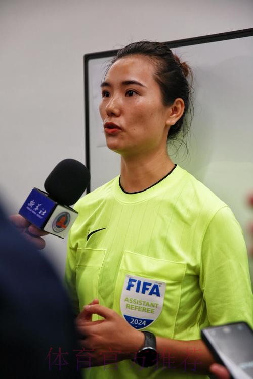 谢丽君将成为国内首位执裁男子足球顶级职业联赛的女子裁判员 谢丽君将成为国内首位执裁男子足球顶级职业联赛的女子裁判员
